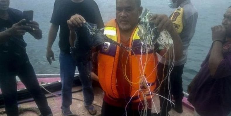 Индонезийци съобщиха за открити части от самолет в Яванско море