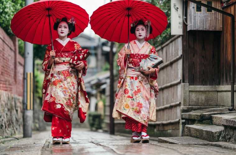 Коронавирусът съсипа гейшите - още един локдаун ще убие вековната професия