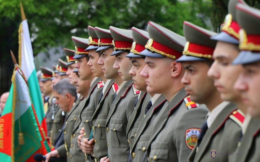 Армията обяви 355 места за курсанти във висшите военни училища