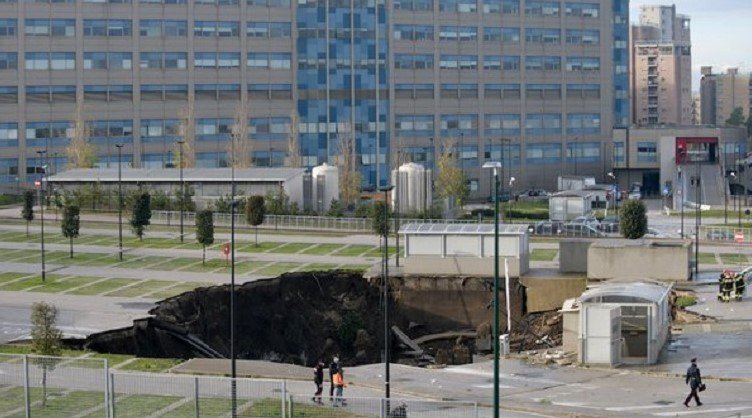 Огромен кратер погълна коли на паркинг на болница в Неапол (СНИМКИ/ВИДЕО)