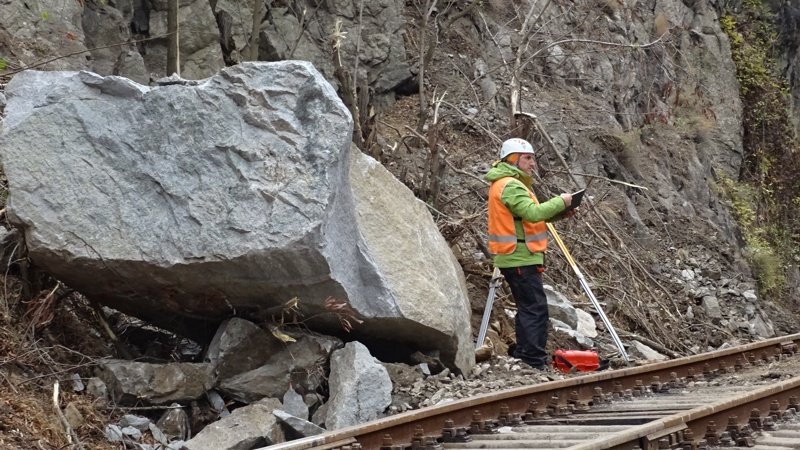 Пътнически влак дерайлира край Момчилград заради скали на линията