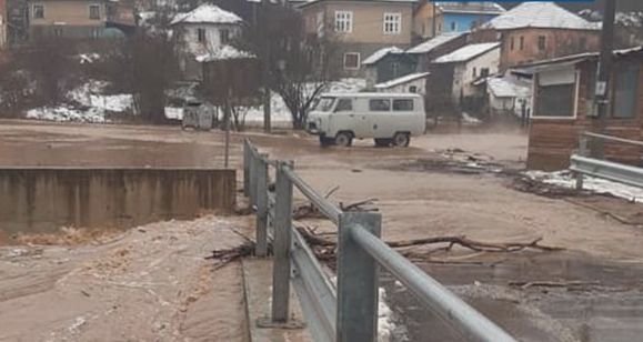 БЕДСТВИЕ: Западна България е под вода - има залети пътища, отнесени мостове и наводнени къщи (СНИМКИ)