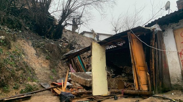 Циганите от помляната от свлачище къща в Смолян викали по телефона: Умряха всички, идвайте, пълно е със загинали!