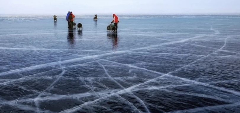 ГИНЕС: Московчанка изплува 85 метра под леда на Байкал (ВИДЕО)