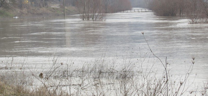 Стара река излезе от коритото, заля земеделски площи