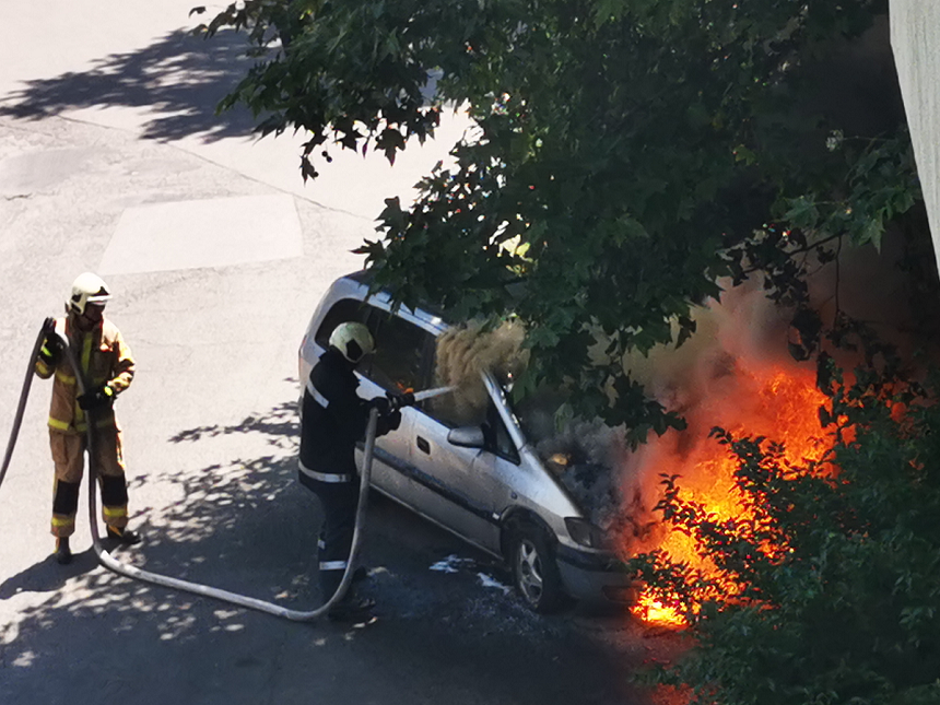 Кола изгоря като факла в Бургас (ВИДЕО)