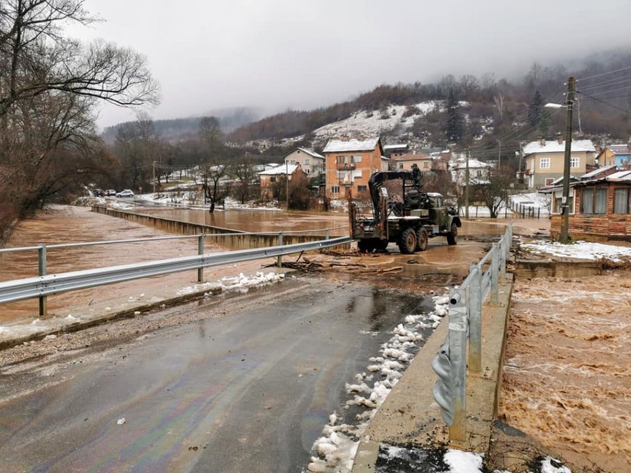 Кметът на Трън: Положението е стабилизирано, но от снощи сме без вода