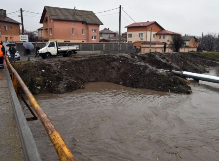 Наводнени са дворовете и в софийското село Мрамор (СНИМКИ)