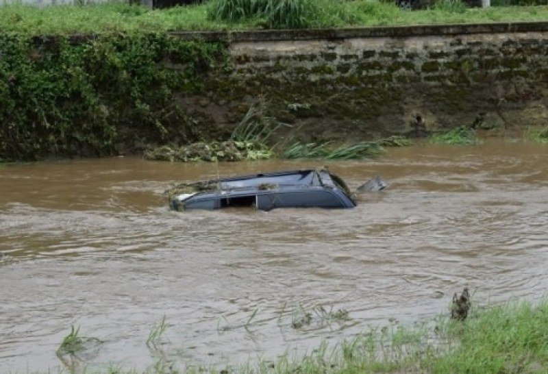 Река отнесе кола в село до Симитли