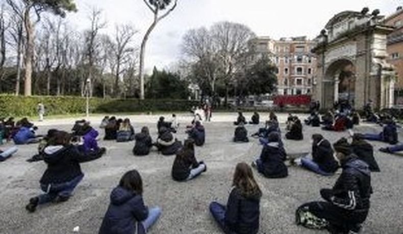 В Италия учениците излязоха на протест срещу удължаването на неприсъственото обучение