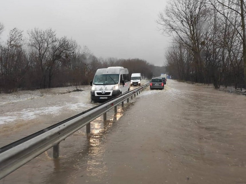 ОТ ПОСЛЕДНИТЕ МИНУТИ: Затвориха пътя Черноморец-Созопол в двете платна (ВИДЕО)