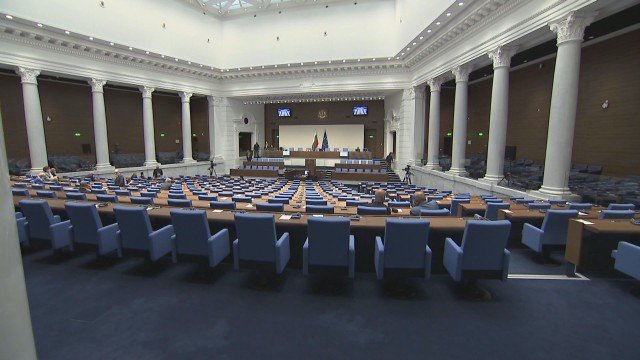 Депутатите се връщат на работа - изслушват трима министри за обстановката в страната