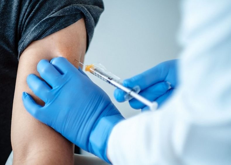 Казват през февруари пазят ли ваксините срещу COVID-19 от пренасяне на вируса