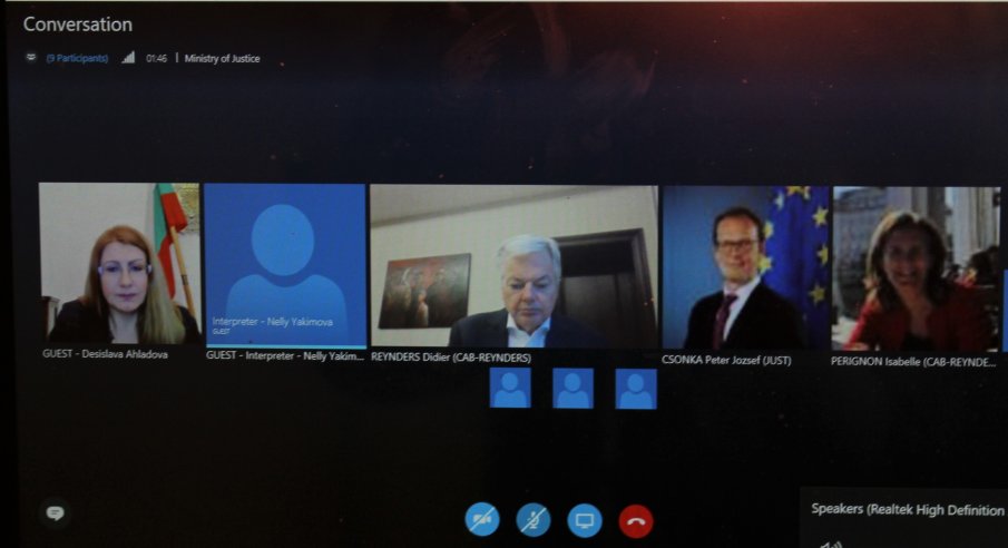 Министър Ахладова обсъди реформата в съдебната система с комисаря по правосъдие на ЕС Дидие Рейндерс