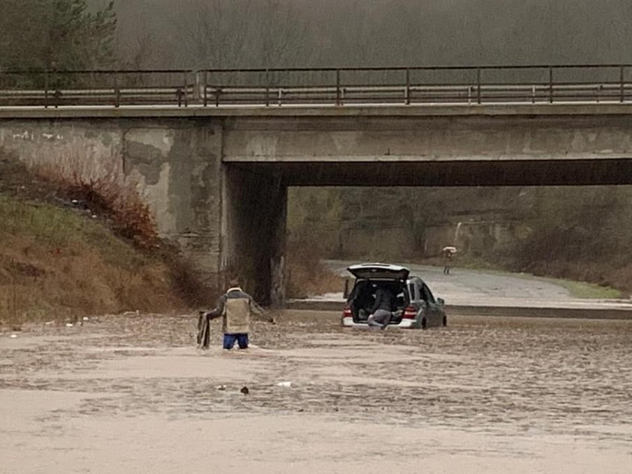 ИЗВЪНРЕДНО! Три реки в Бургас преляха