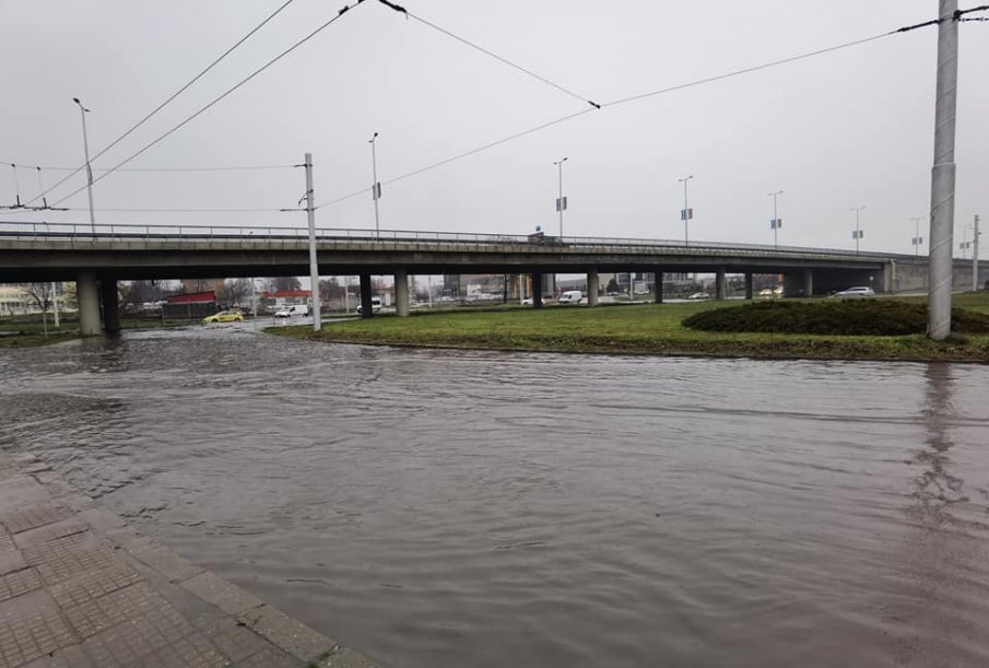 НАВОДНЕНИЕ В ПЛОВДИВ: Кукленско шосе и Скобелева майка под вода, пожарната отводнява изби в Тракия (СНИМКИ)