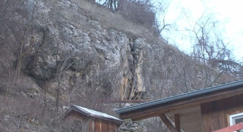 Геолози правят оглед на опасно свлачище в пловдивското село Дряново