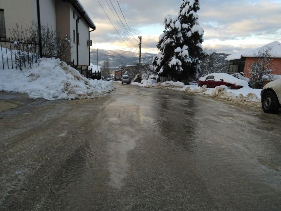 Габровска улица се превърна в ледена пързалка