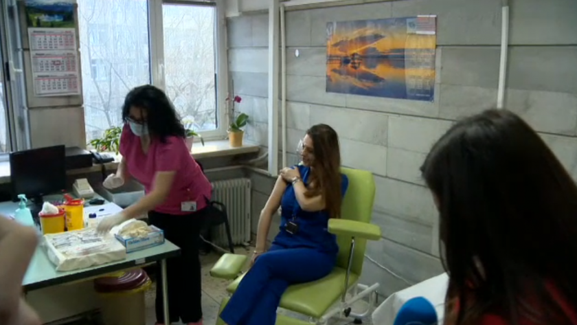 Старша акушерка от Майчин дом е първата ваксинирана с Модерна