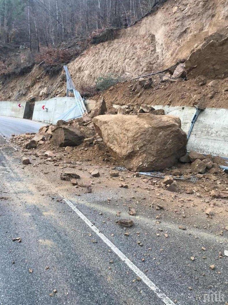 Евакуират всички под срутището в Дряново, община Лъки
