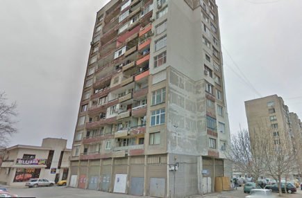 Мъж оцеля след падане от блок в хасковския квартал „Орфей“