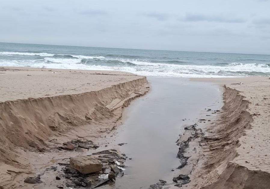Бурни вълни изядоха плажа на Созопол