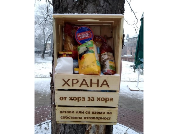 Кутия с храна за нуждаещи се закачиха на дърво в Перник