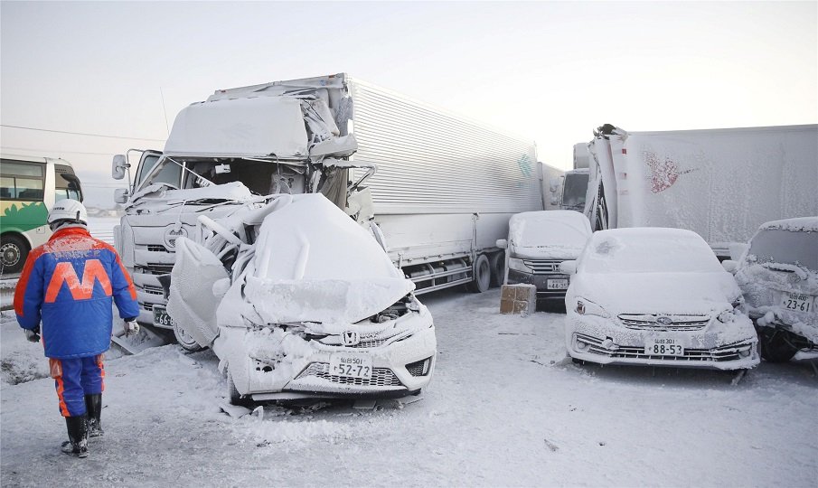 Кошмарна верижна катастрофа в Япония – ударили са се над 130 коли (СНИМКИ)