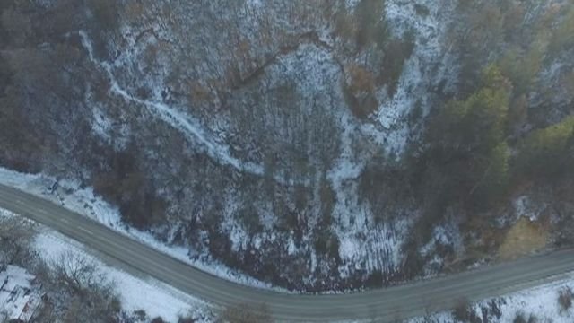 Опасно разцепване на планински масив над път в Благоевград застрашава живота на преминаващите