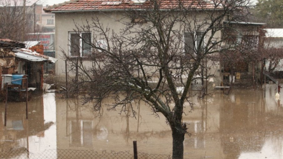 Срути се подпорна стена в Драговищица
