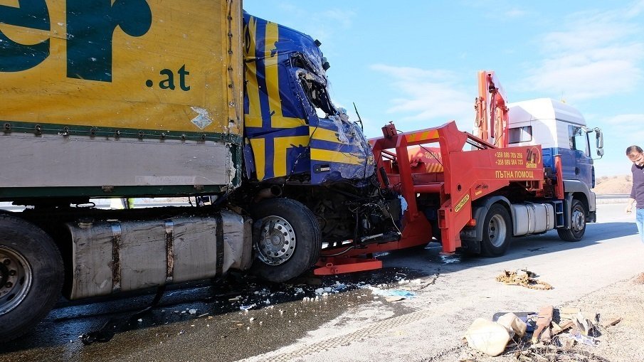 ЗРЕЛИЩЕН СБЛЪСЪК: Камион с мандарини се заби в товарен автомобил с масло (СНИМКИ)
