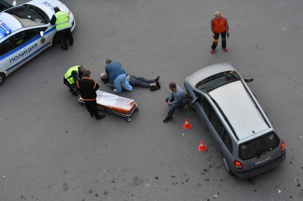 Кола катастрофира и помля мъж в магазин