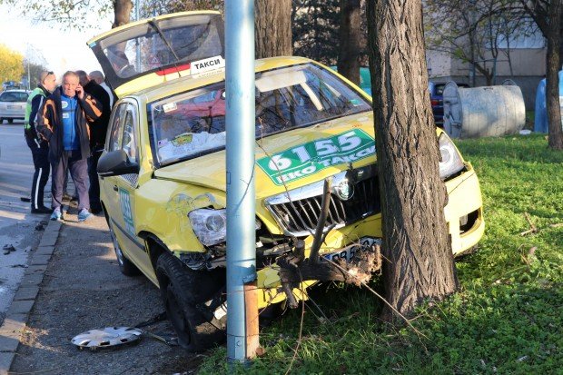 ОТ ПОСЛЕДНИТЕ МИНУТИ: Такси се заби в дърво в Бургас