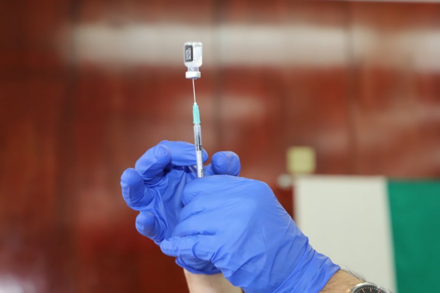 И в Търговище започна поставяне на втора доза от COVID-ваксината на медици