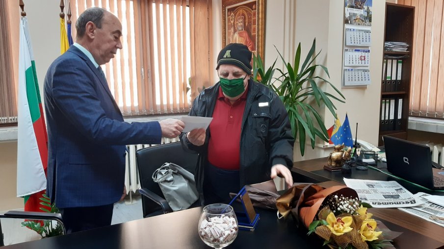 Плакет, букет цветя и 500 лева от властта за столетница