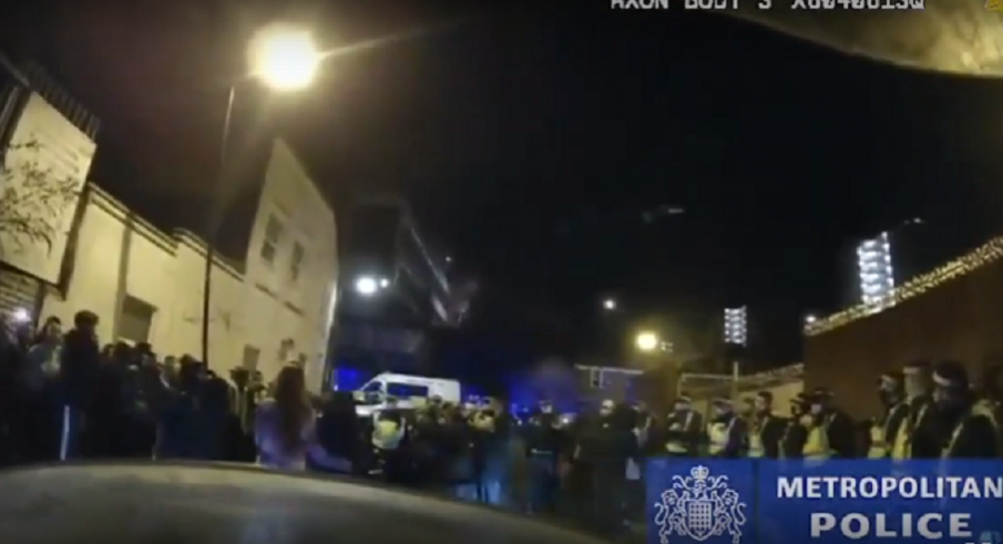 Разтуриха парти със стотици купонджии в Лондон