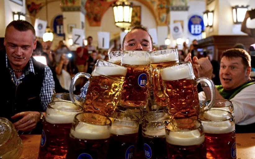 С бира и наздравици чешките пъбове отвориха в знак на протест