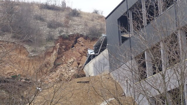 Свлачище засегна новото депо за отпадъци край Благоевград