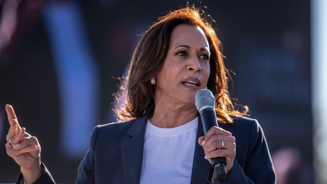 Разтовариха три автобуса с мигранти от Мексико пред резиденцията на Камала Харис