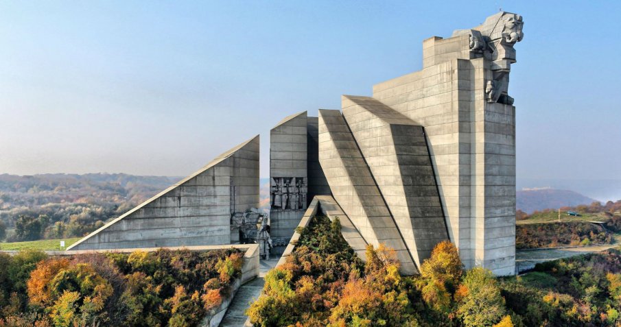 Задържаха екстремисти, осквернили монумента 1300 години България