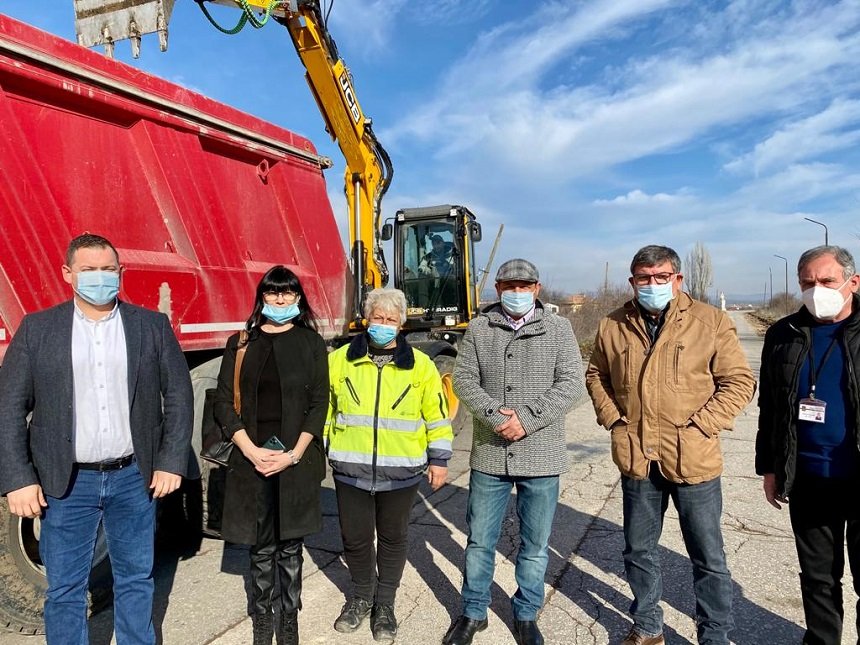 Депутат и кметове от ГЕРБ дадоха старт на ремонтните дейности по пътя Раковски – Брезово (СНИМКИ)