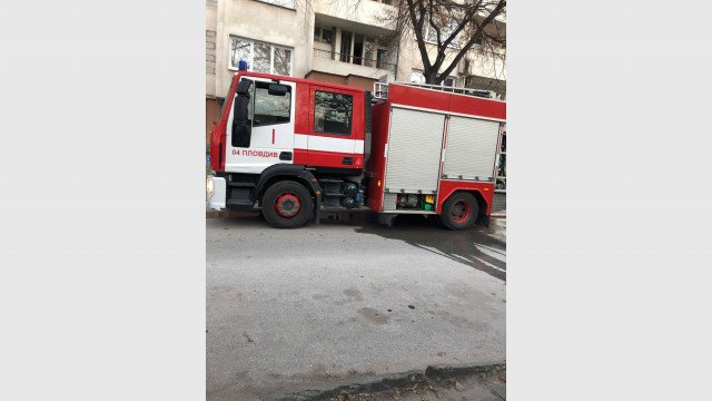 ОТ ПОСЛЕДНИТЕ МИНУТИ: Жилище с млада майка пламна в центъра на Пловдив (СНИМКИ)