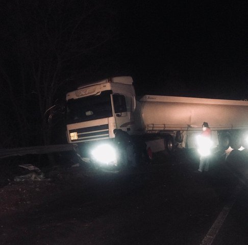 ОТ ПОСЛЕДНИТЕ МИНУТИ: Цистерна катастрофира, затапи Ришкия проход (СНИМКИ)