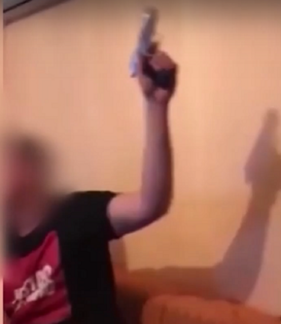 Пишлигари надуха чалга до дупка в Лясковец - размахват пистолет и пуцат безразборно