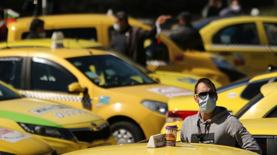 Цените на такситата скачат до три пъти