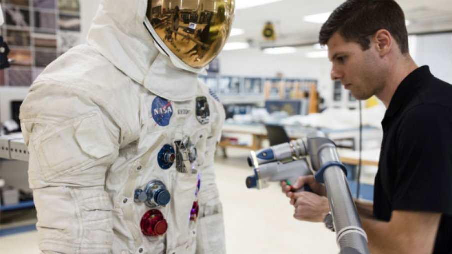 В Музейко показват лунния астронавтски костюм на Нийл Армстронг