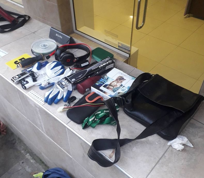 Служители на Областната дирекция на МВР във Варна задържаха мъж в момент на кражба от частен дом (СНИМКИ)