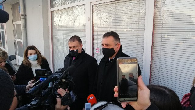 ОТ ПОСЛЕДНИТЕ МИНУТИ: Ударът в Пловдив е за 700 000 лева! Вихрела се е търговия на черно зад тайна врата в магазин за обувки (СНИМКИ)