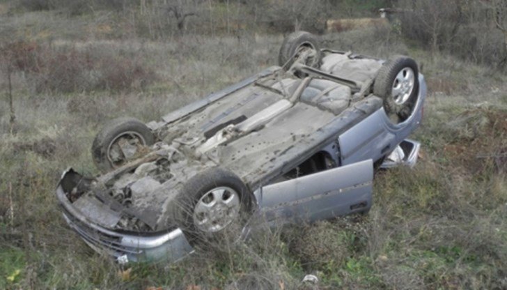 Неправоспособен водач се обърна по таван край Плевен