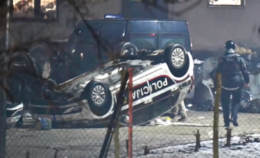 КАТО НА ВОЙНА: Мигранти вилняха в лагер в Босна - биха се с полиция и спецчасти